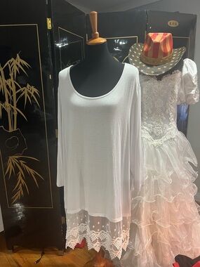 Kaktus White Scoop Neck Tunic Top with Lace Hem RE